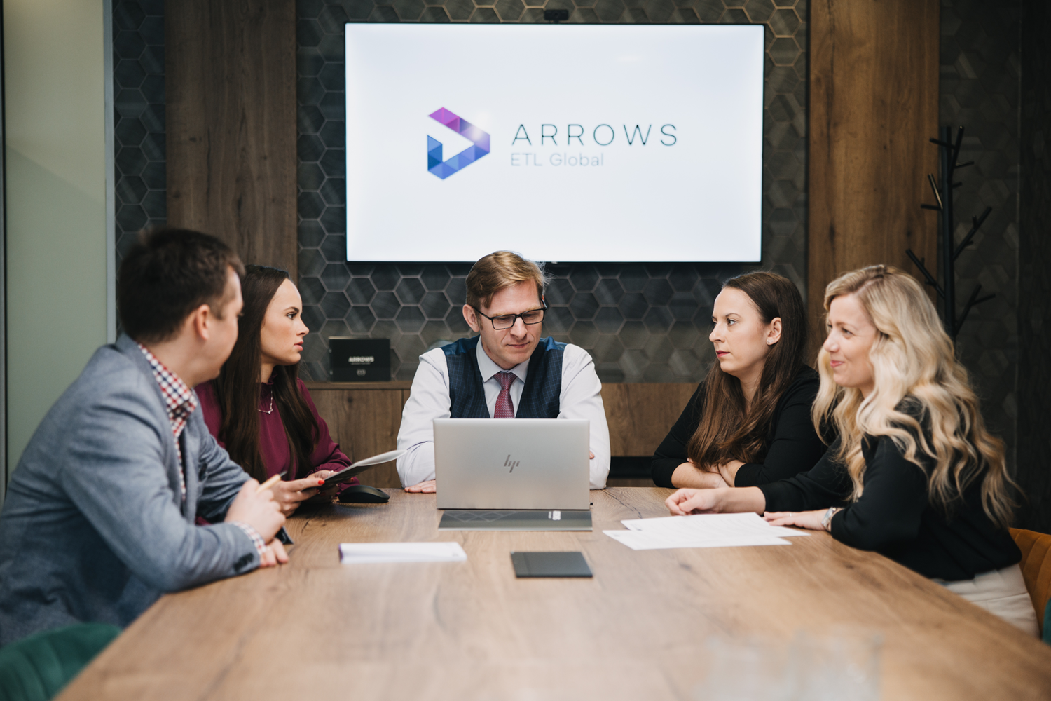 Na fotografii právník diskutující téma dluhů po zemřelém.